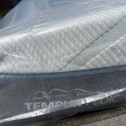 Like New Queen Size 11” Adapt Medium Firm Mattress! 