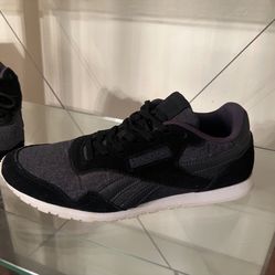 Women’s Size 8 Reebok 
