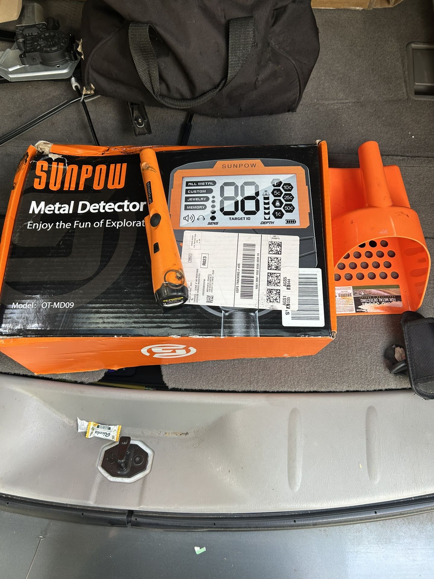 Sun pow metal detector with pinpoint detector and scoop. Never used.