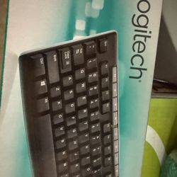 Logitech Wireless Keyboard And Mouse Combo  MK270