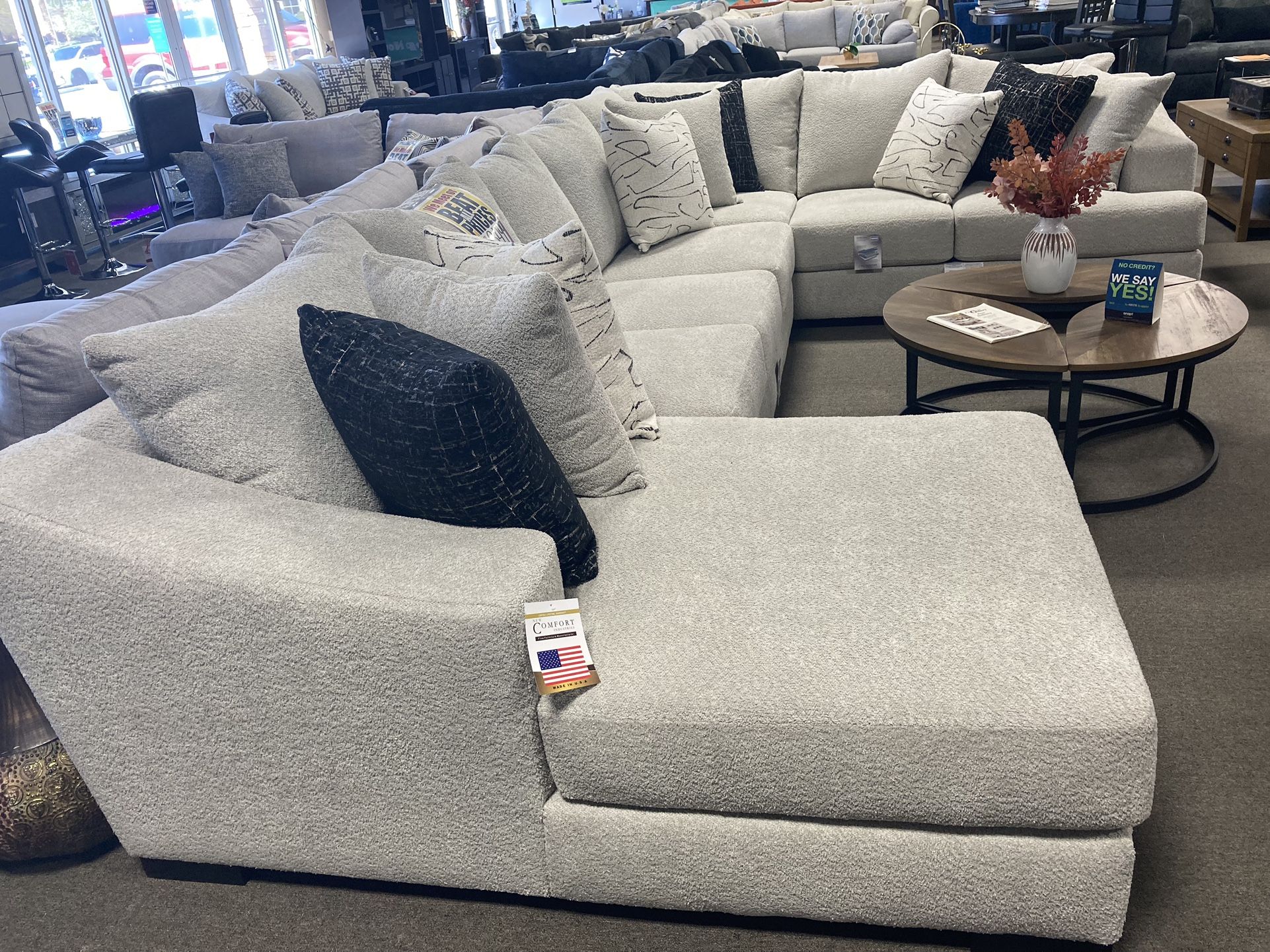 Gorgeous Beige Sectional ✨✨ Easy Financing Available ✅✅