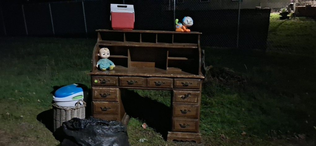 (FREE FREE)Roll top Desk,baby CLOTHS,toys