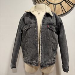 Levi’s Women’s Jacket Size Medium (PreLoved)