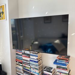 Hisense 50” 4K Roku Smart TV - With Wall Mount