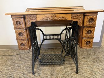 Antique 1901 Singer Sewing Machine, Beautiful Craftsmanship