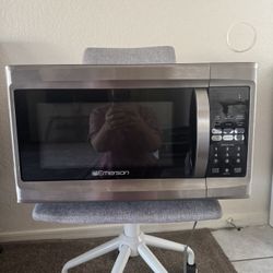 EMERSON 1.3 Cubic Feet MICROWAVE OVEN 