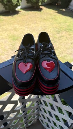 T.U.J BLACK AND RED HEART STRIPED PLATFORM CREEPERS size 8”