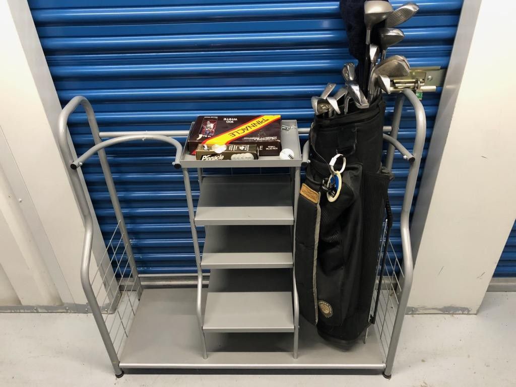 Golf stand for 2 sets of clubs