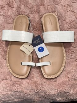 Woman’s white croc-pattern sandals In Size 7 By Universal Thread