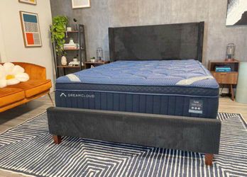 CAL KING Dreamcloud Memory Foam Mattress- Like New!