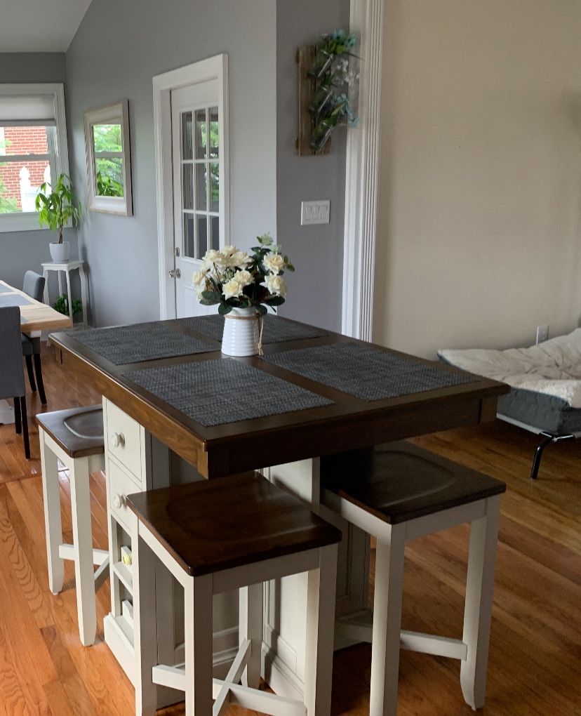 Free Standing Island With Stools 