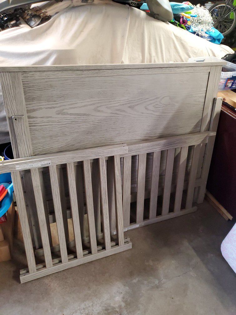 Crib/Toddler Bed With Mattress 