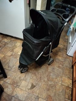 Three wheeler pet stroller in very good condition