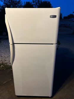 Frigidaire fridge / Refrigerator apartment size
