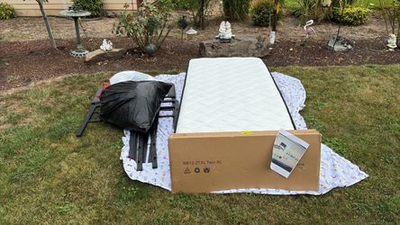 Twin mattress with 2 frames