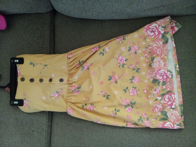 Dresses At Yelm Yard Sale 3$ Each