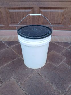 5-Gallon Plastic Bucket with Lid