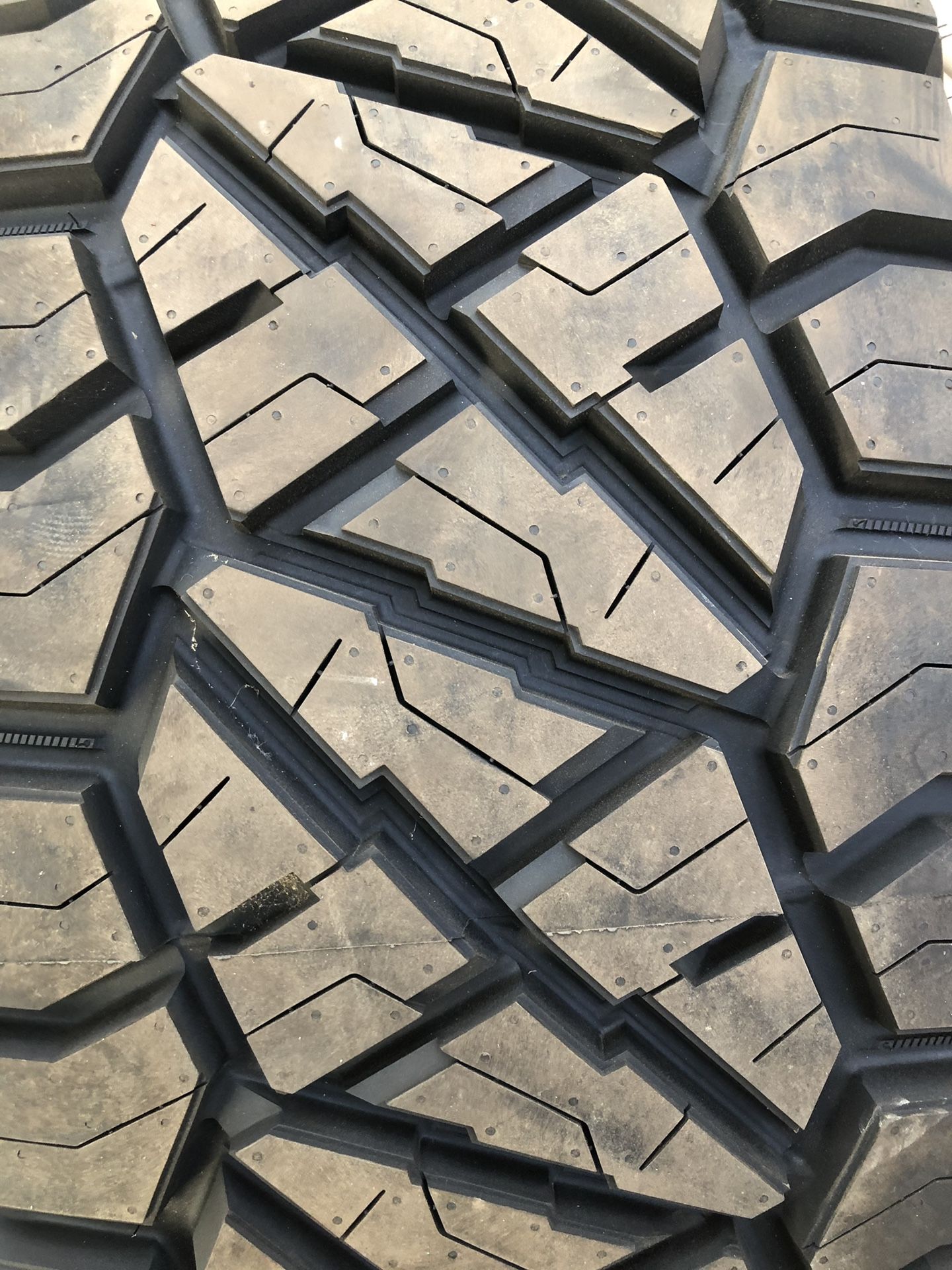 Nitto ridge grappler 37 13.5 17 only have one brand new tire