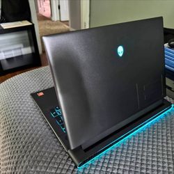 Alienware m18 R1 