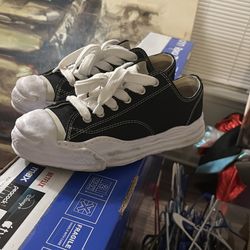 Black & white Miharas Size 11