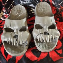 new SKULL SANDALS 
MEN'S - WOMAN'S 
size  * 6 - 7 *
(i live in city of Van Nuys)