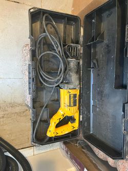 DEWALT SAW