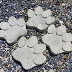 4....15inch concrete dog paw 🐾 stepping stones 