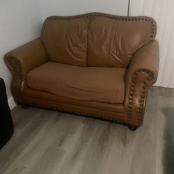 2 Sitter Leather Couche