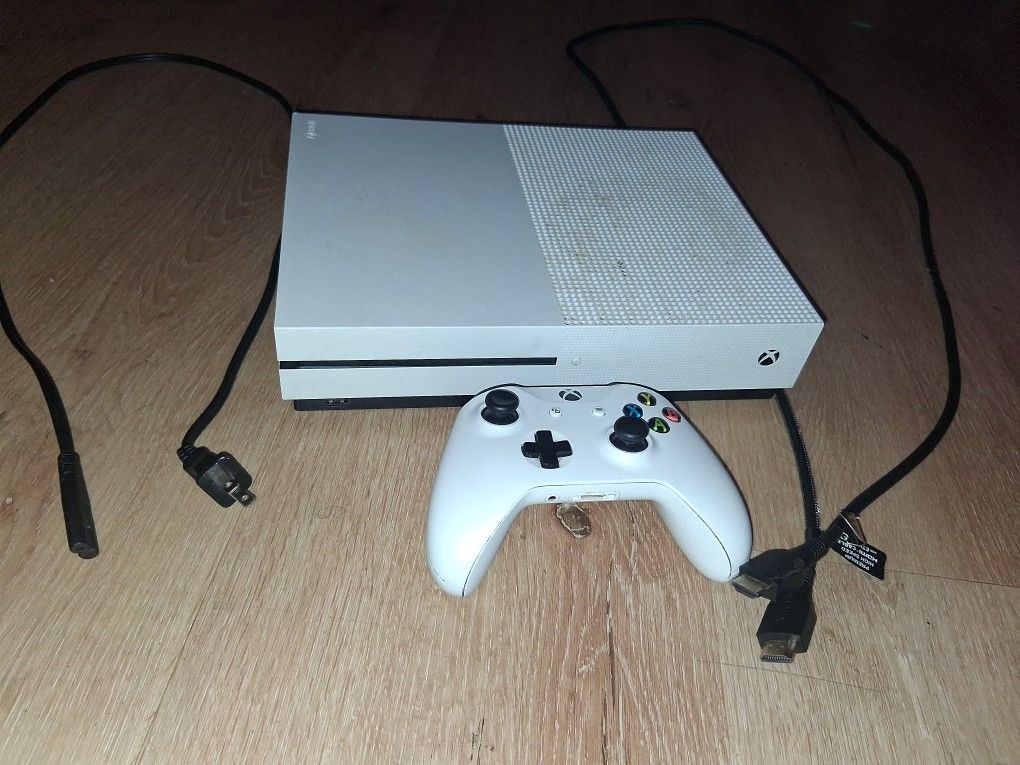 1TB XBOX ONE S + RECHARBALE BATTERY PACK CONTROLLER