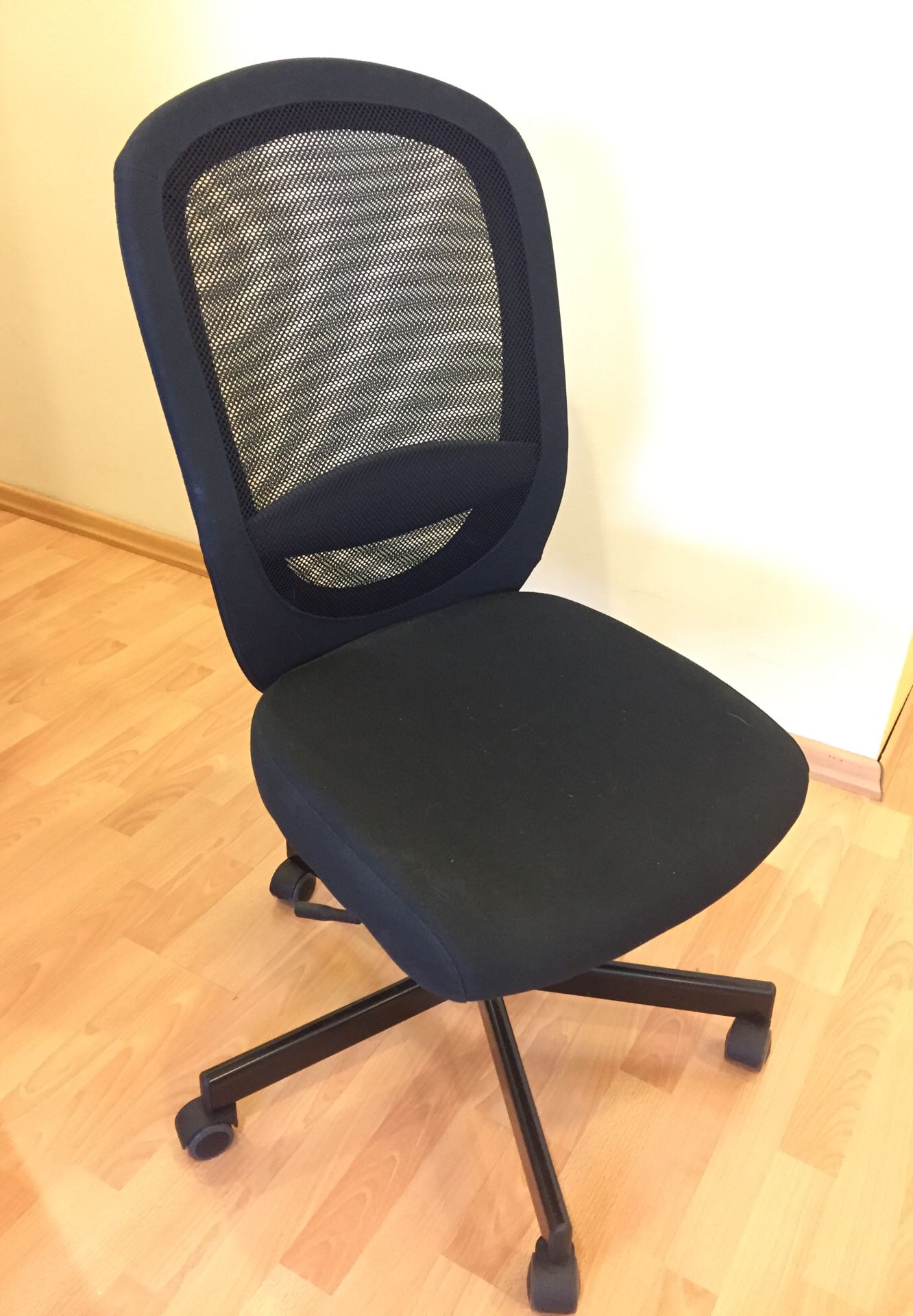 Black Office chair (like new)