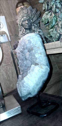 8"x4" geode quartz crystal, 4.7 lb, mounted