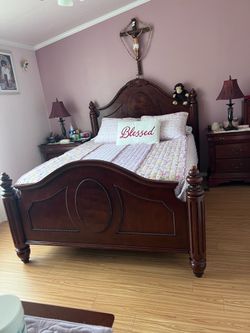 Queen size Bedroom set in excellent condition