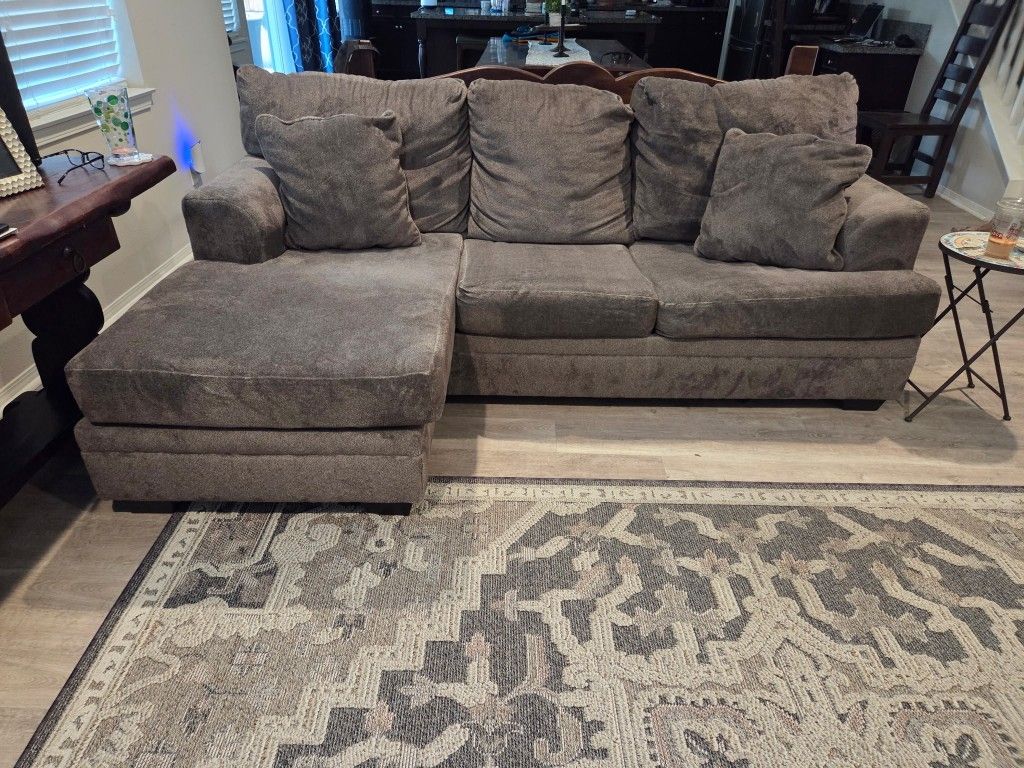 Sofa With Reversable Chaise