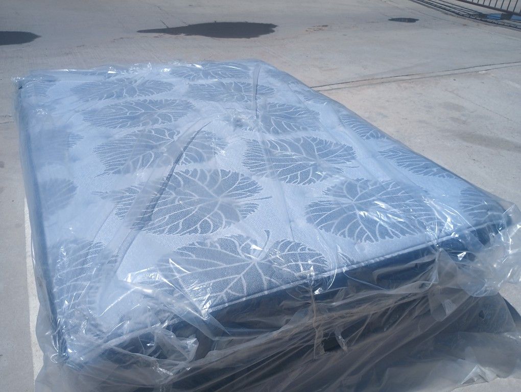 New Sealy Queen Pillowtop Mattress And Box Spring