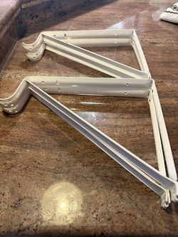 Closet bracket