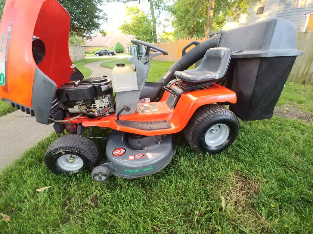John Deere 17HP 42 Scott's Lawn Tractor/ Riding mower