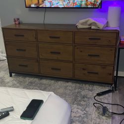 Dressers And End Tables 