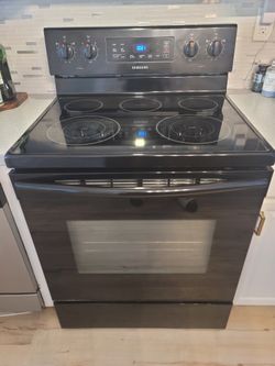 Samsung 30" 5.9 cu. ft. Freestanding Electric Range Oven with Flexible Cooktop and Storage Drawer - Black