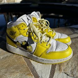 AIR JORDAN 1 MID SE GS 'ROSE PATCH - DYNAMIC YELLOW - Size 5Y