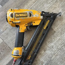 DEWALT D51275 15-Gauge Angled Finish Nailer