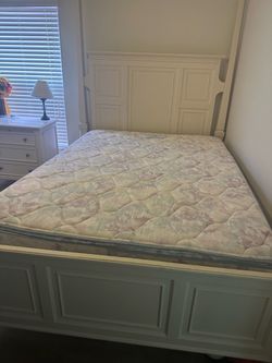 Queen size four-poster bed