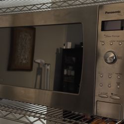 Panasonic (Huge) Stainless Steel Microwave.  2.2 cu.ft. Cyclonic Wave Inverter Microwave, 1250W - NN-SD975S
