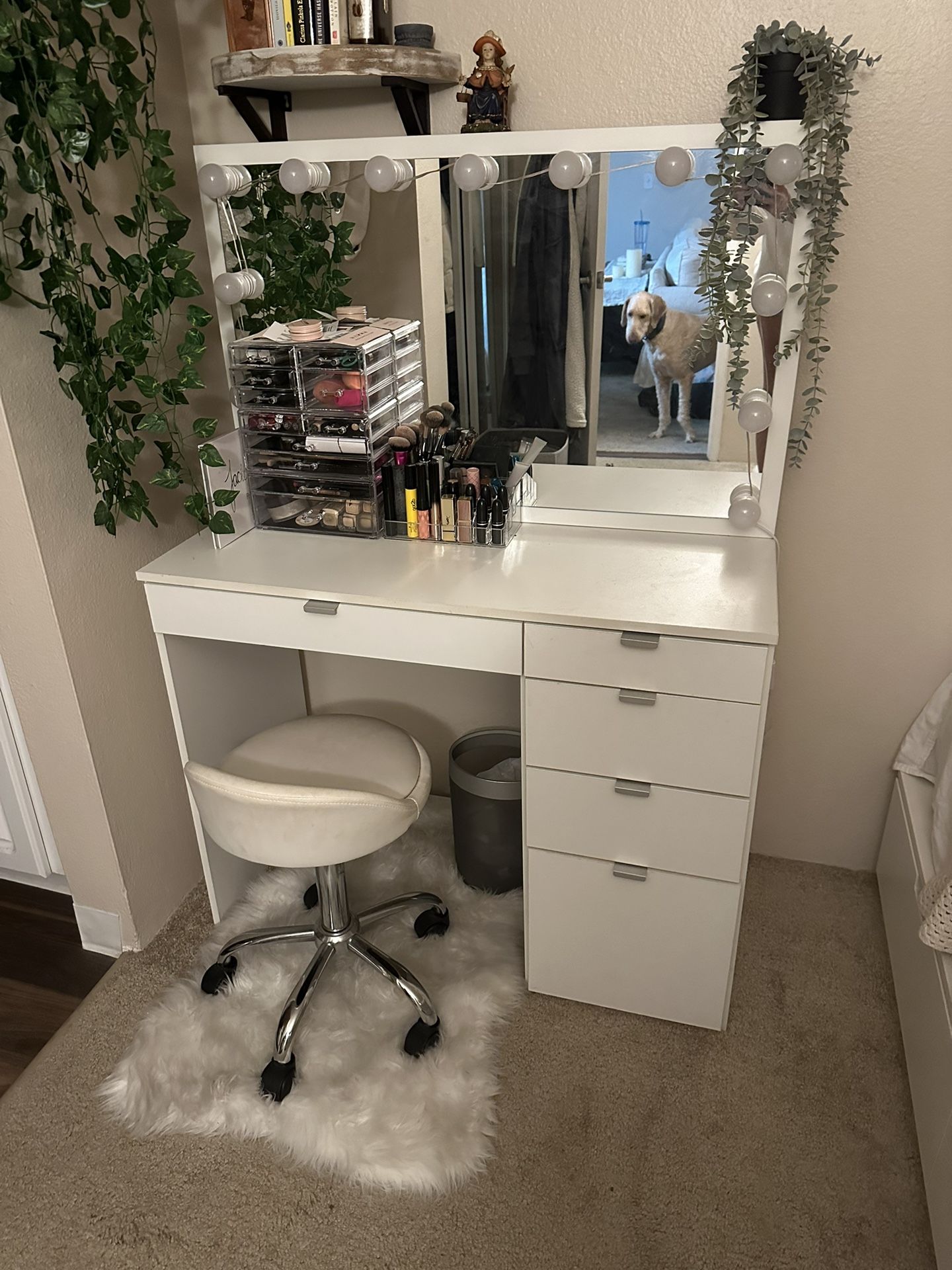 MAKEUP VANITY WITH MIRROR