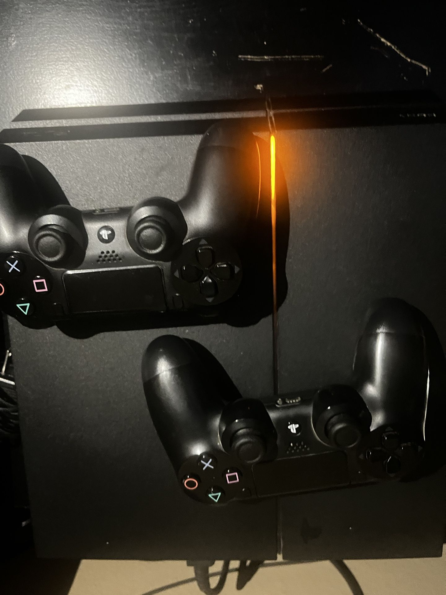 PS4 Console , 2 Controllers