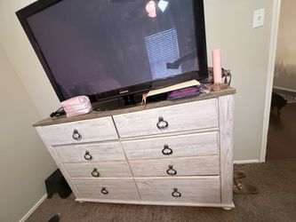 White Wood Dresser with 6 Drawers