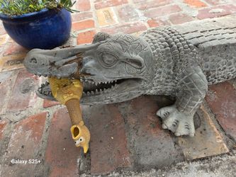 CONCRETE CROCODILE 6 FT LONG