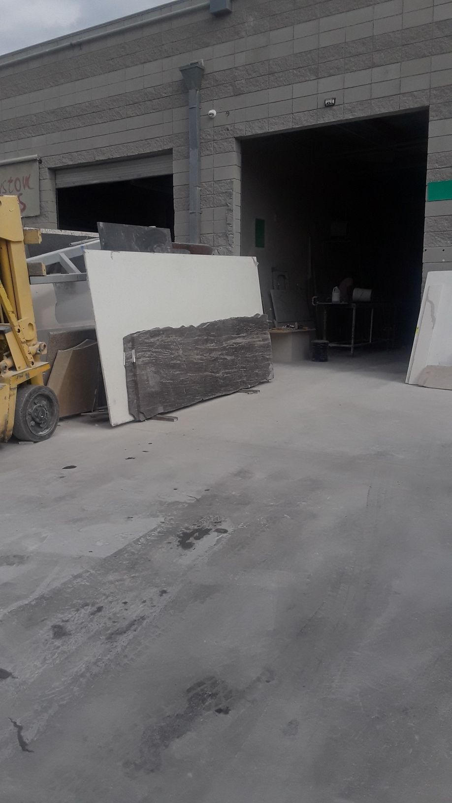 Hay espacio para cortar y fabricar slab de marmol y granito.