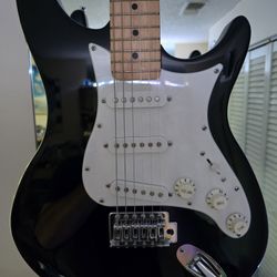 Behringer Strat Style Guitar with Nice Gigbag