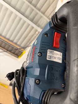 Bosch DH1020VC 15-Amp SDS-Max Inline Demolition Hammer  Condition: Very Good - Turns on and runs perfectly (no issues, plenty of power) - Heavy duty c