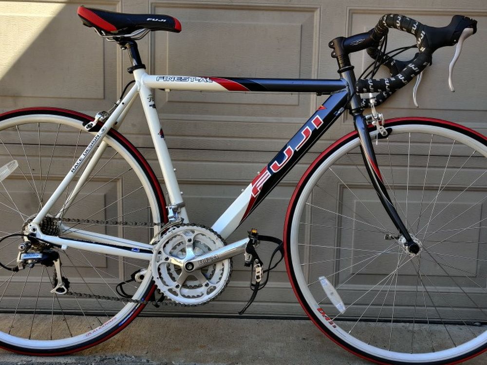 Fuji Finest AL Road Bike / Bicycle